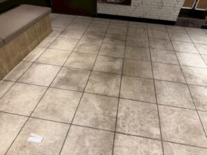 フードコート床面洗浄施工前